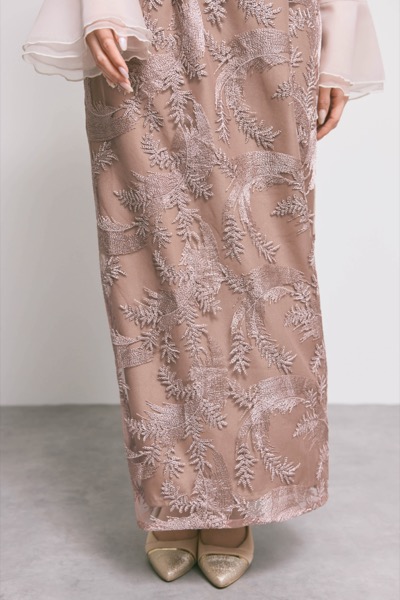 ピンクベージュのリーフレースIラインドレス