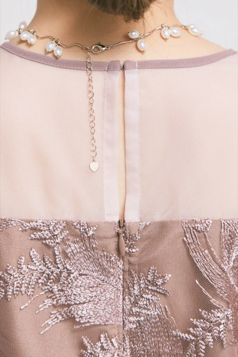 ピンクベージュのリーフレースIラインドレス