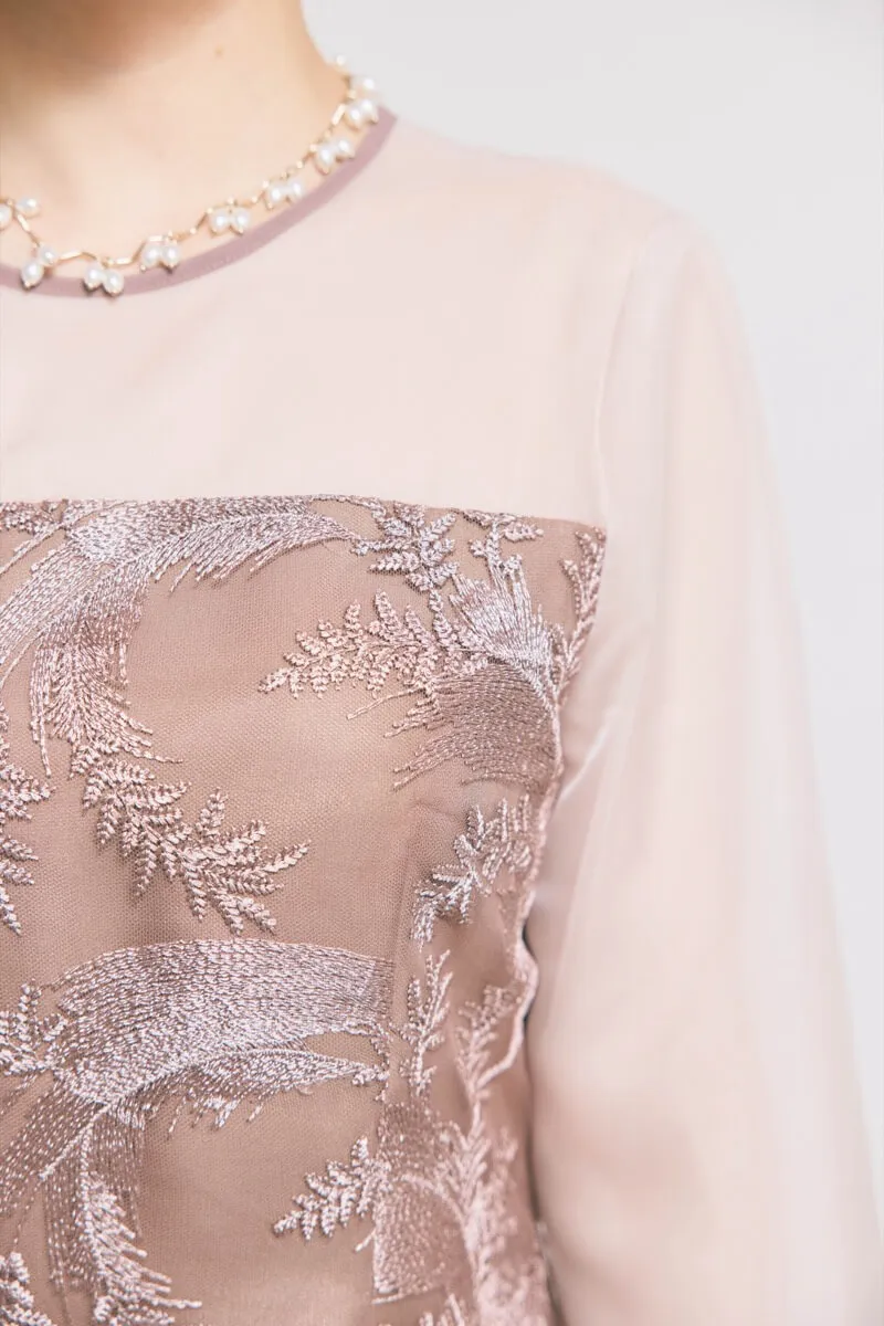 ピンクベージュのリーフレースIラインドレス