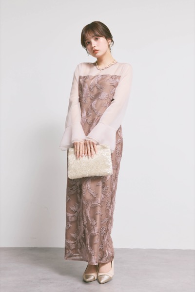 ピンクベージュのリーフレースIラインドレス