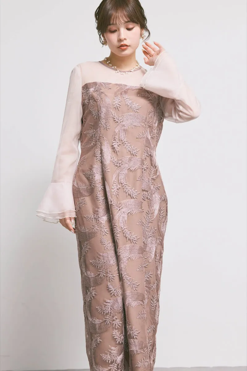 ピンクベージュのリーフレースIラインドレス
