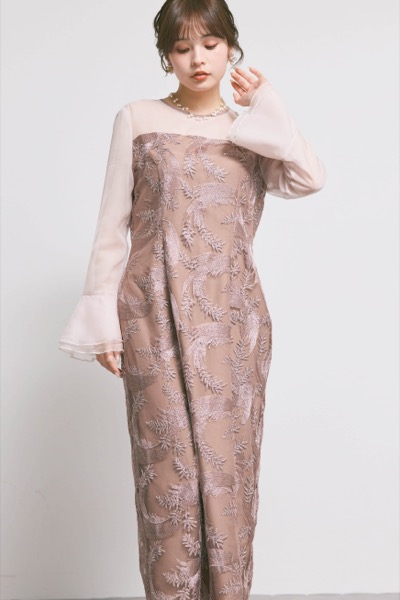 ピンクベージュのリーフレースIラインドレス