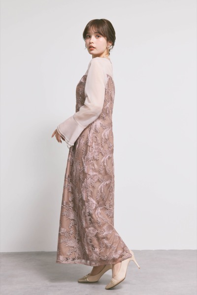 ピンクベージュのリーフレースIラインドレス