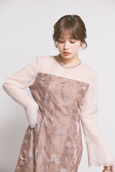 ピンクベージュのリーフレースIラインドレス