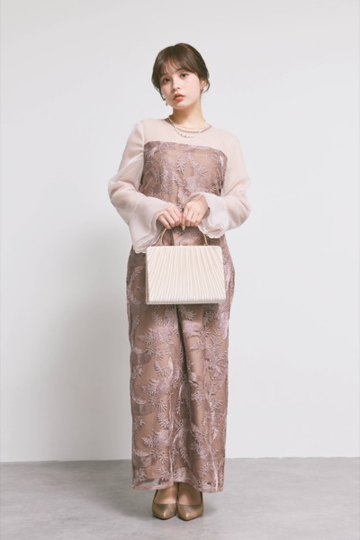 ピンクベージュのリーフレースIラインドレス