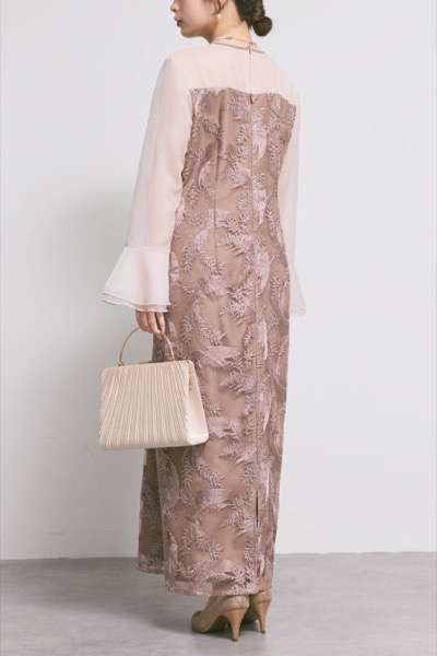 ピンクベージュのリーフレースIラインドレス