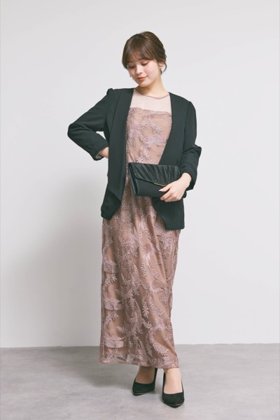 ピンクベージュのリーフレースIラインドレス