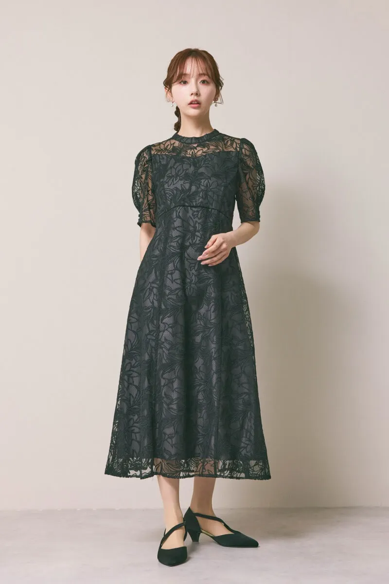 ブラックのフラワーエンブロイダリースタンドネックドレス