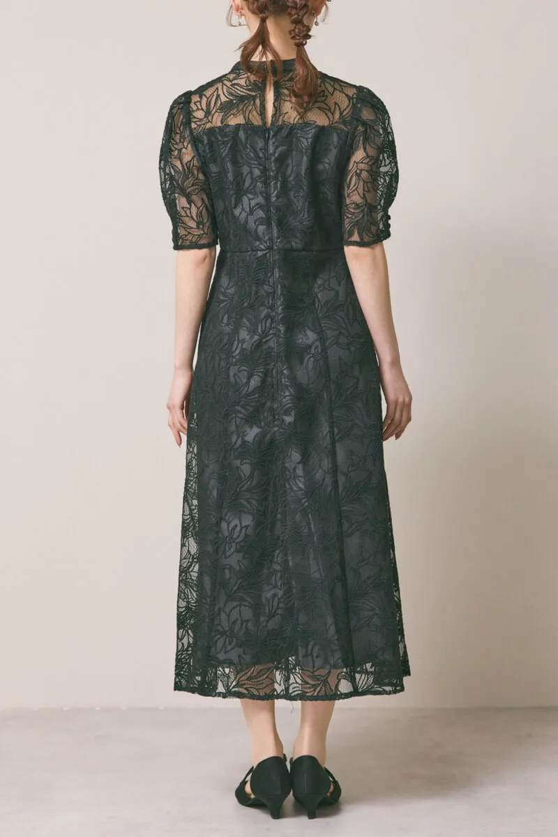 ブラックのフラワーエンブロイダリースタンドネックドレス