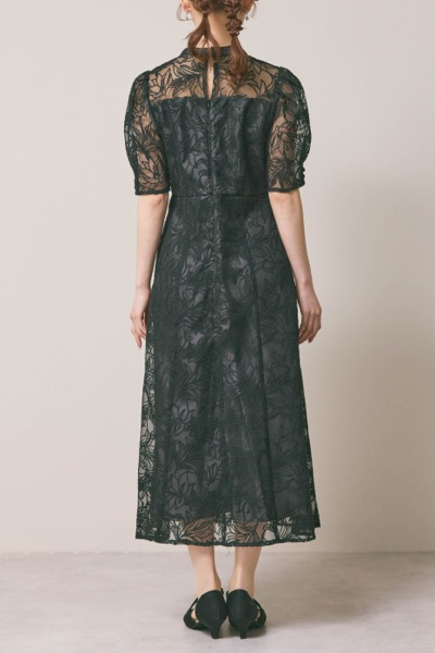 ブラックのフラワーエンブロイダリースタンドネックドレス