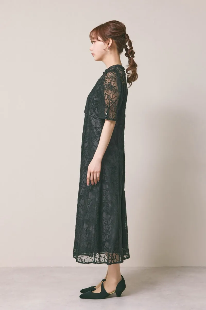 ブラックのフラワーエンブロイダリースタンドネックドレス