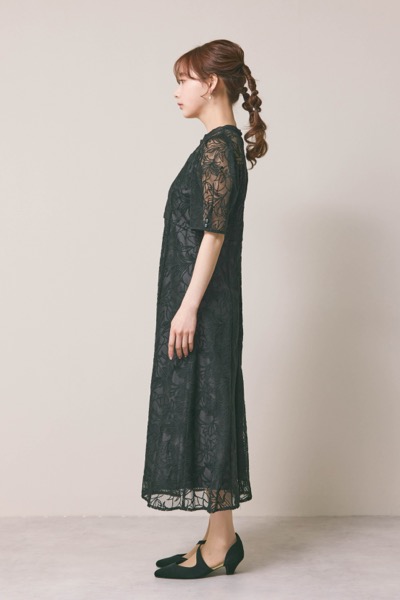 ブラックのフラワーエンブロイダリースタンドネックドレス