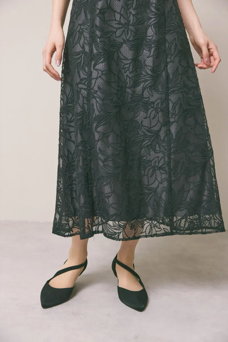 ブラックのフラワーエンブロイダリースタンドネックドレス