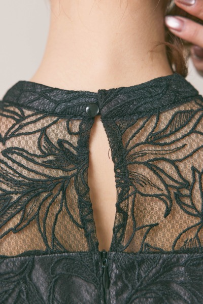 ブラックのフラワーエンブロイダリースタンドネックドレス