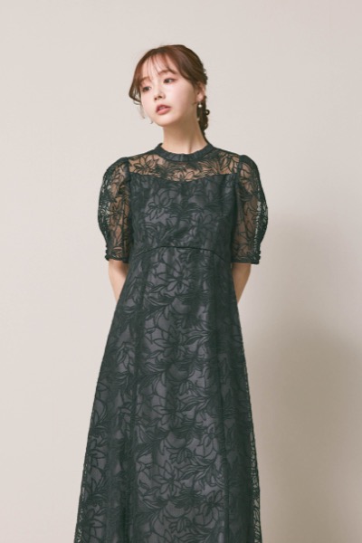 ブラックのフラワーエンブロイダリースタンドネックドレス