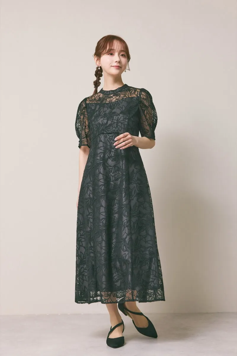 ブラックのフラワーエンブロイダリースタンドネックドレス