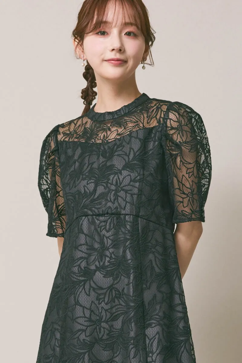 ブラックのフラワーエンブロイダリースタンドネックドレス