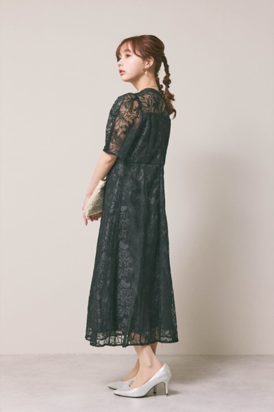 ブラックのフラワーエンブロイダリースタンドネックドレス