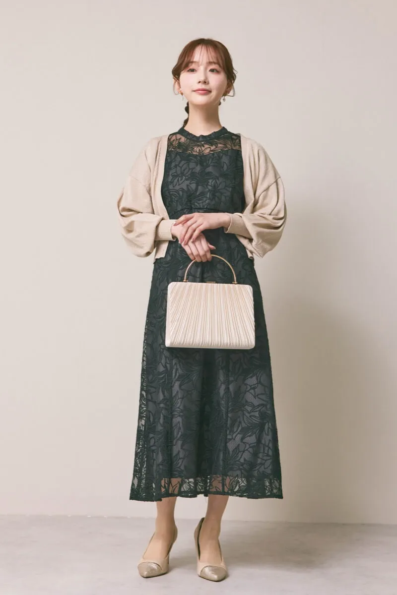 ブラックのフラワーエンブロイダリースタンドネックドレス