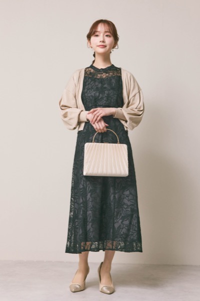 ブラックのフラワーエンブロイダリースタンドネックドレス