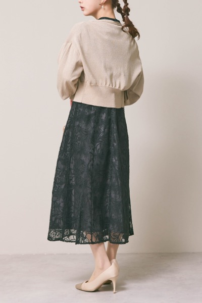 ブラックのフラワーエンブロイダリースタンドネックドレス