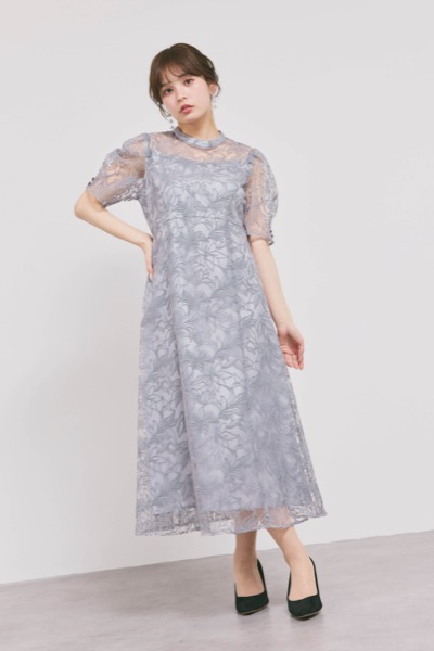 グレーのフラワーエンブロイダリースタンドネックドレス