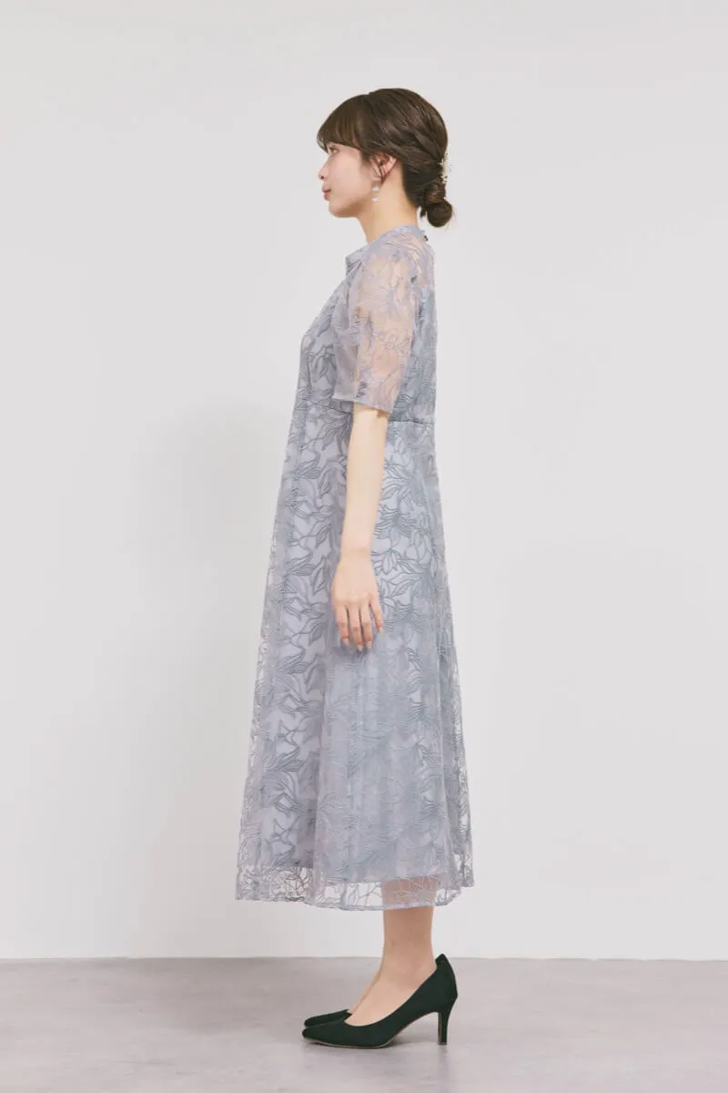 グレーのフラワーエンブロイダリースタンドネックドレス
