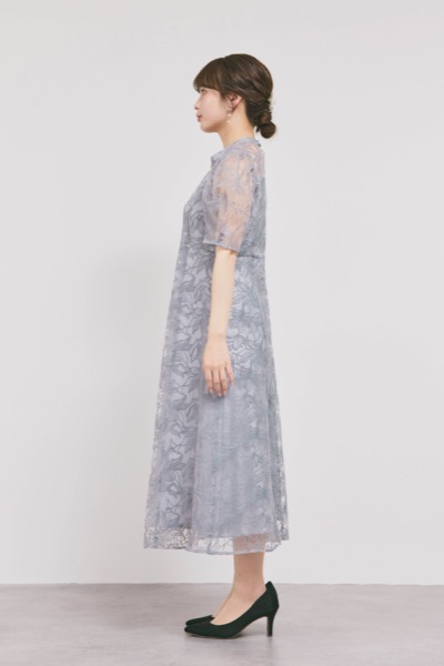 グレーのフラワーエンブロイダリースタンドネックドレス