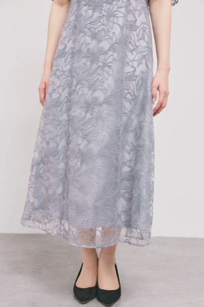 グレーのフラワーエンブロイダリースタンドネックドレス