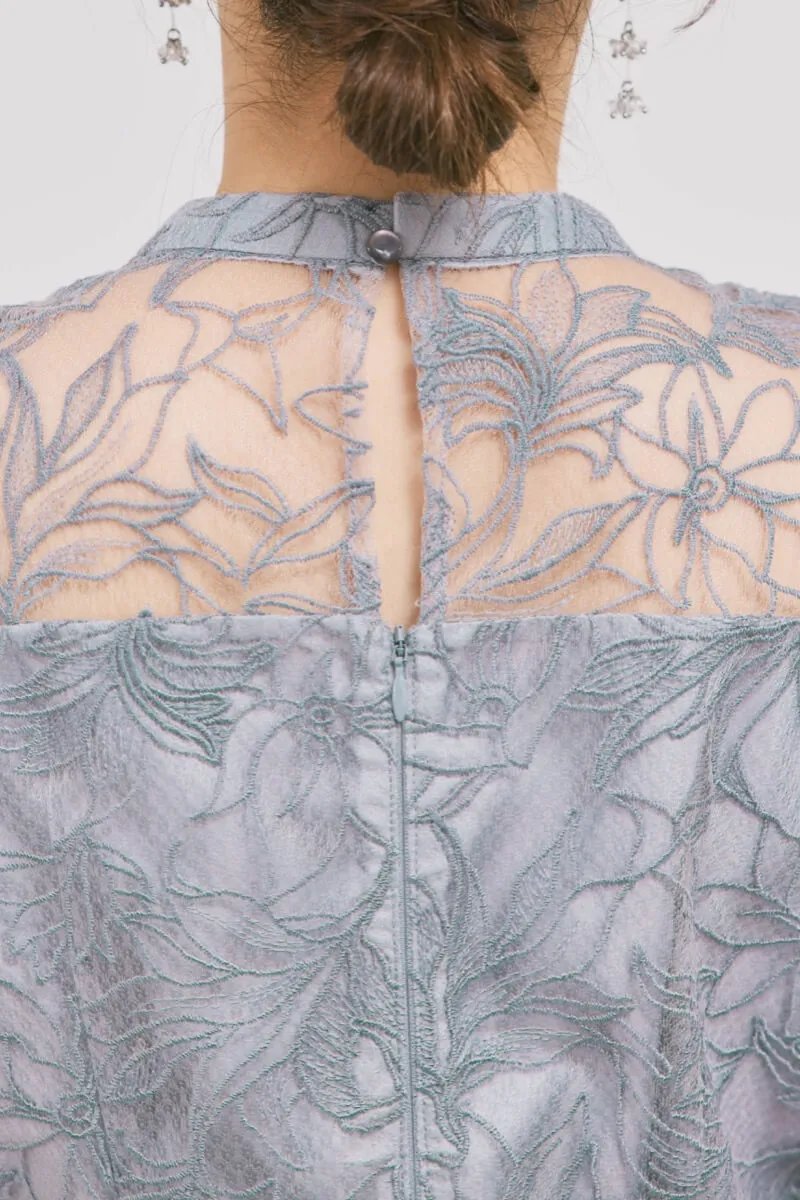 グレーのフラワーエンブロイダリースタンドネックドレス