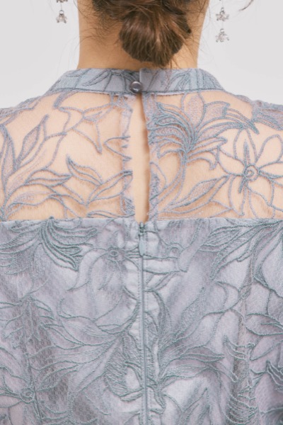 グレーのフラワーエンブロイダリースタンドネックドレス