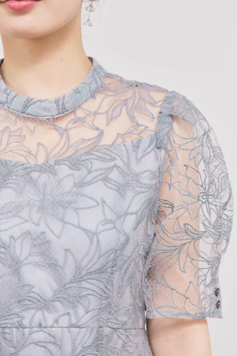 グレーのフラワーエンブロイダリースタンドネックドレス