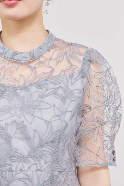 グレーのフラワーエンブロイダリースタンドネックドレス