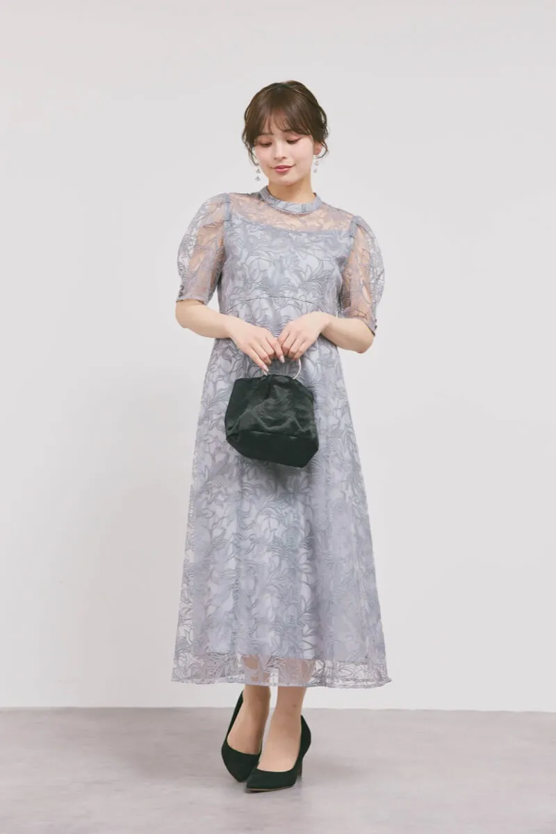 グレーのフラワーエンブロイダリースタンドネックドレス
