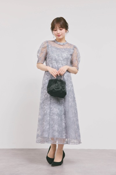 グレーのフラワーエンブロイダリースタンドネックドレス