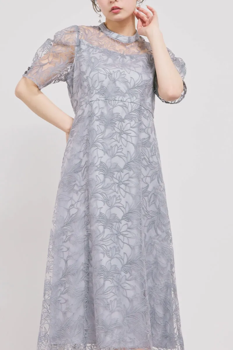 グレーのフラワーエンブロイダリースタンドネックドレス