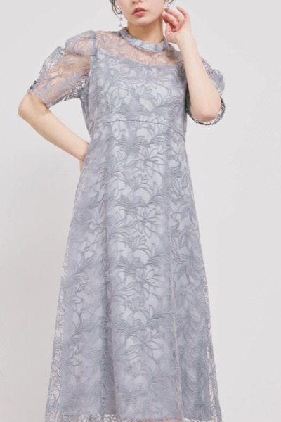 グレーのフラワーエンブロイダリースタンドネックドレス
