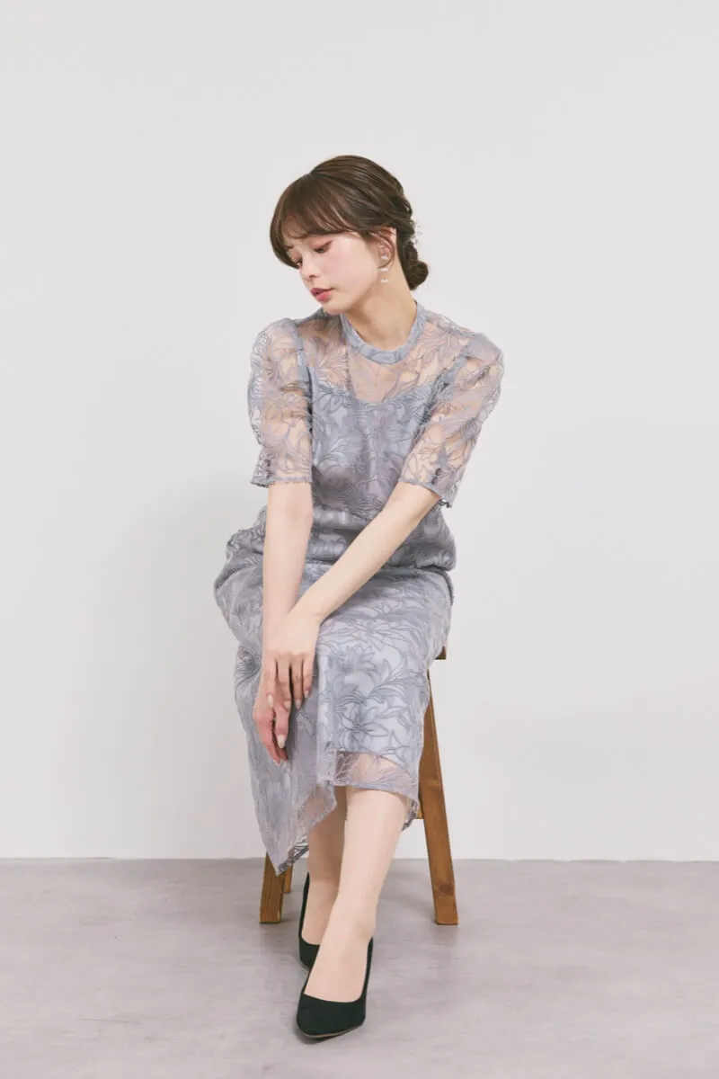 グレーのフラワーエンブロイダリースタンドネックドレス