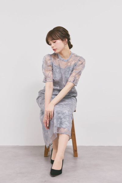 グレーのフラワーエンブロイダリースタンドネックドレス