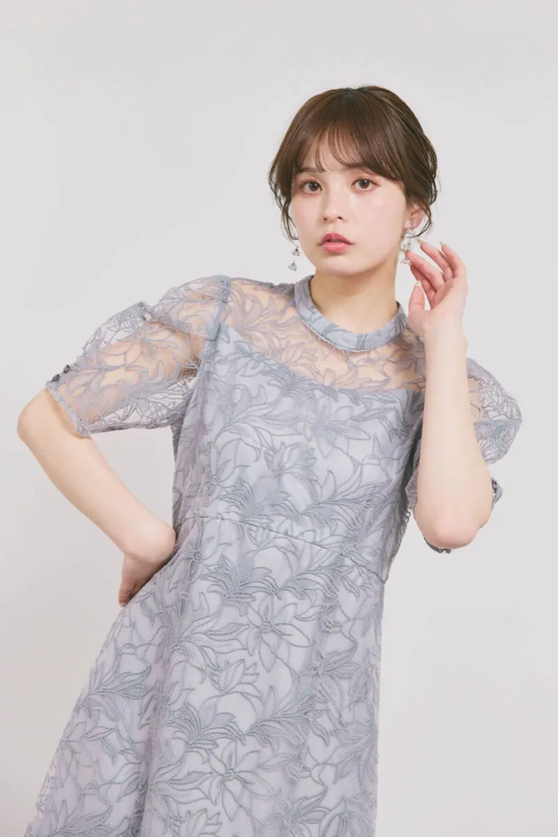 グレーのフラワーエンブロイダリースタンドネックドレス