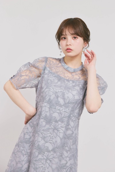 グレーのフラワーエンブロイダリースタンドネックドレス