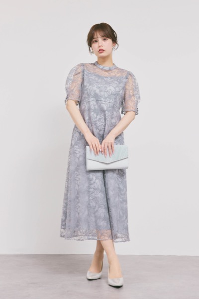 グレーのフラワーエンブロイダリースタンドネックドレス