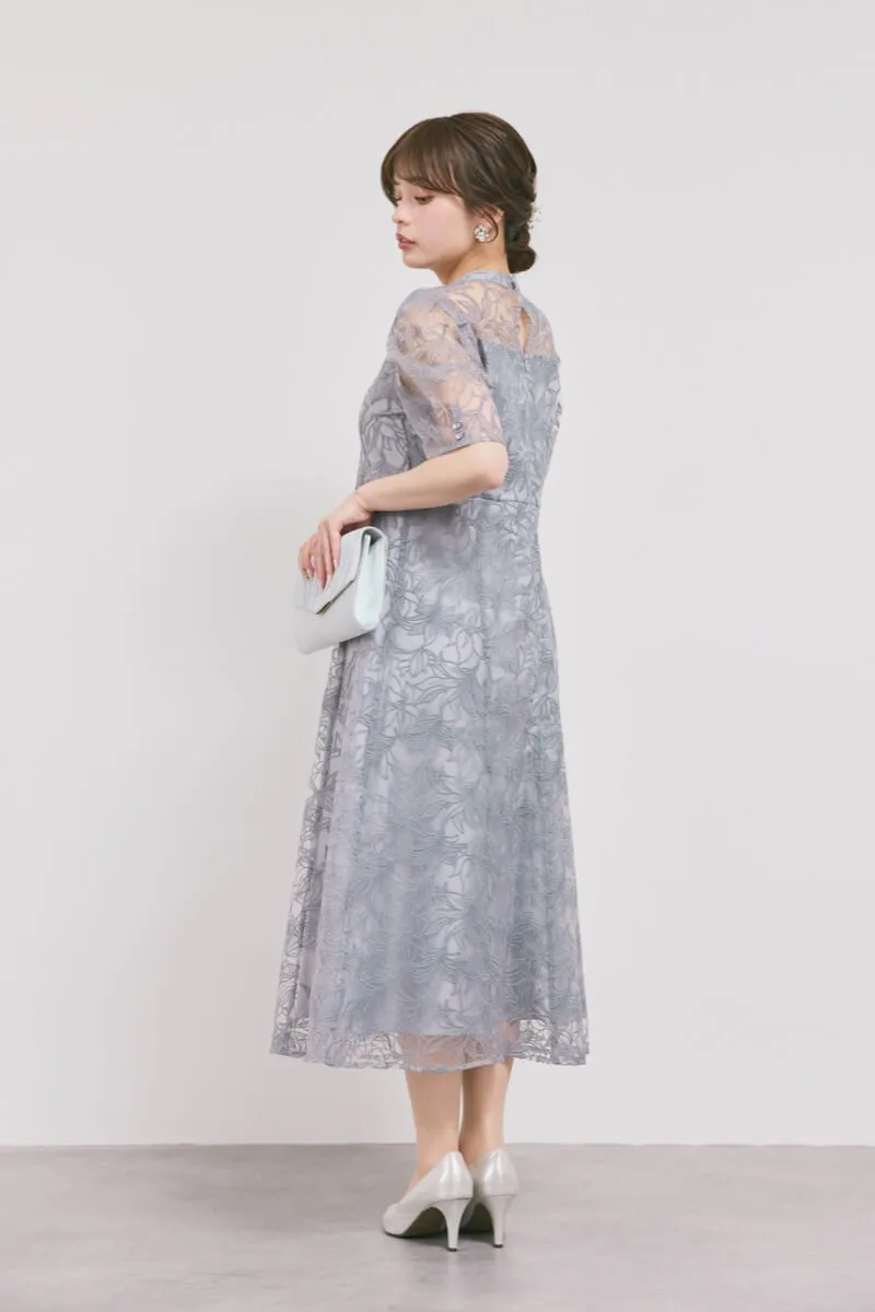 グレーのフラワーエンブロイダリースタンドネックドレス