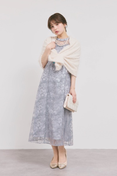 グレーのフラワーエンブロイダリースタンドネックドレス