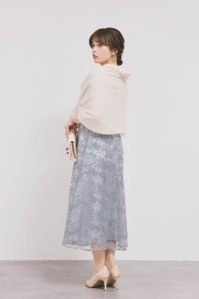 グレーのフラワーエンブロイダリースタンドネックドレス