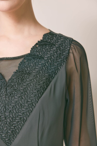 グレーのレースVネックレイヤードドレス