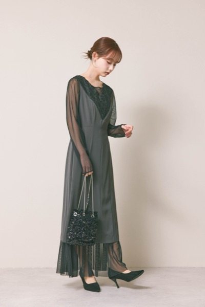 グレーのレースVネックレイヤードドレス