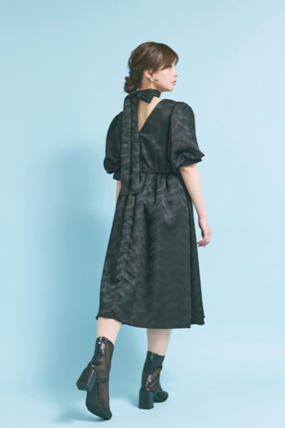 ブラックのジャガードパフスリーブドレス