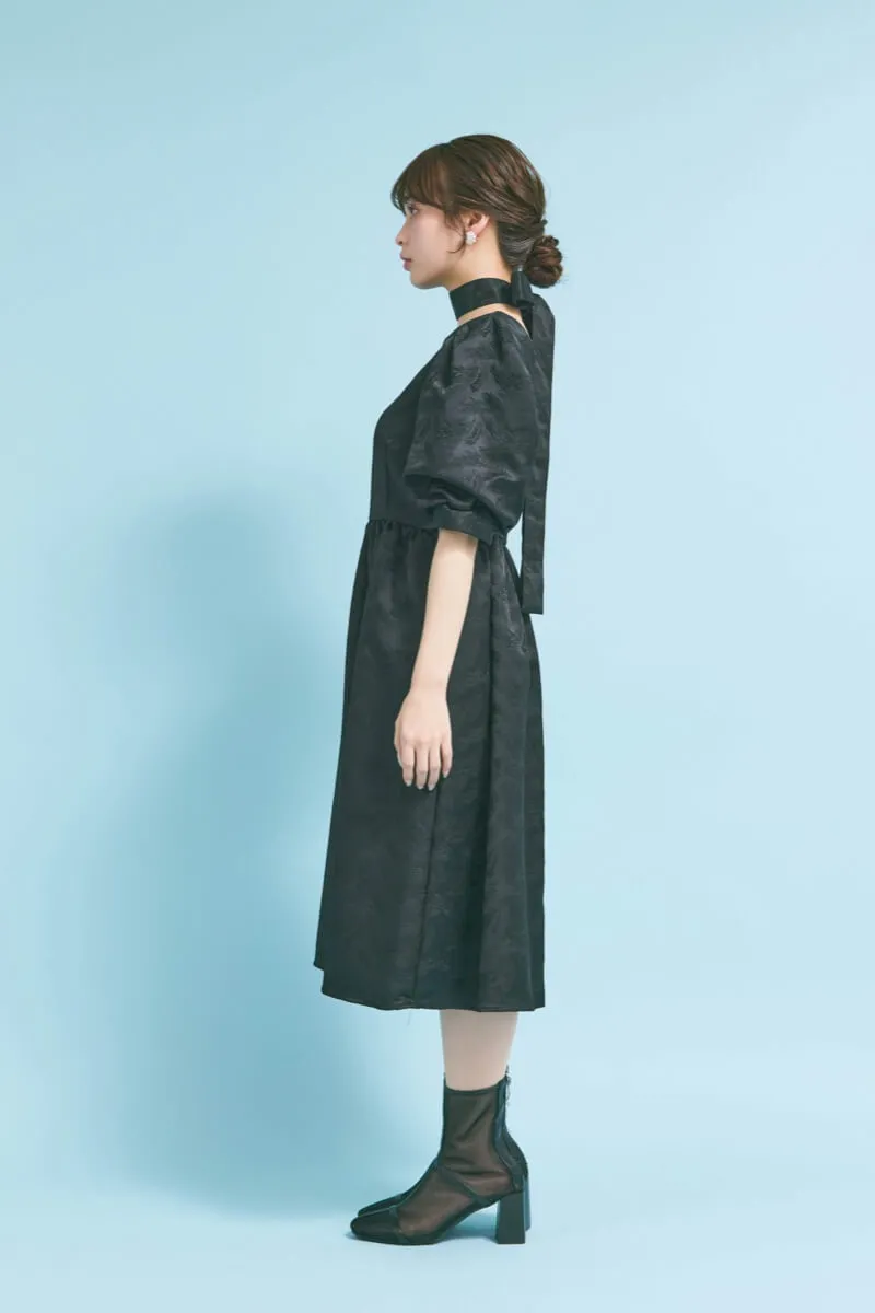 ブラックのジャガードパフスリーブドレス