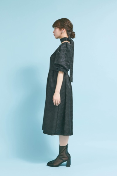 ブラックのジャガードパフスリーブドレス